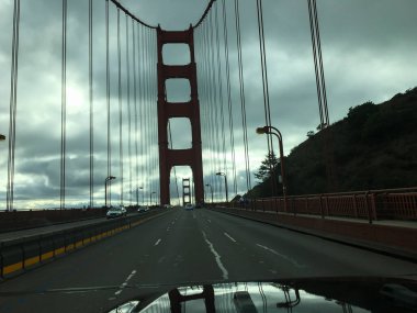 San Francisco, ABD; 4 Ocak 2020: Marin County, Kaliforniya 'yı birbirine bağlayan Golden Gate Köprüsü' nden geçmek