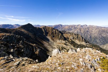 Engebeli Pirene Dağları ve açık mavi gökyüzünün altındaki vadiler