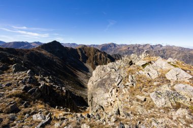 Puymorens Kapısı sıradağları açık mavi gökyüzünün altında engin bir sonbahar manzarasını gösteriyor.