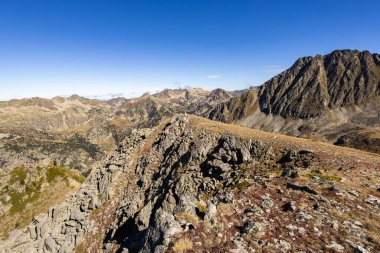 Puymorens Kapısı Pireneler boyunca kayalık arazi ve geniş manzaralar sunuyor