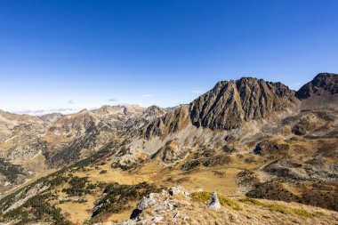 Puymorens Kapısı vadisini açık mavi gökyüzünün altında gösteren Pirene Dağları manzarası