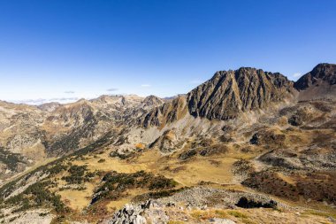 Pireneler 'in açık mavi gökyüzü altındaki dağ ve vadilerinin manzarası