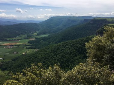Panoramik manzara, dingin bir manzaradaki tarımsal alanları, ormanları ve uzak dağları yakalıyor