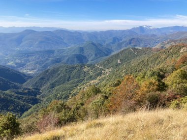Lamanere, Occitanie 'deki berrak mavi gökyüzünün altında yuvarlanan dağların ve orman vadilerinin geniş manzarası