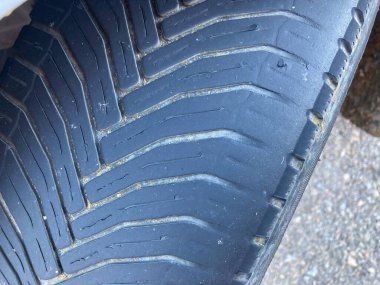 Lastik izleri belirgin aşınma ve çatlaklar gösteriyor, bu da kötü yol güvenliğini gösteriyor.