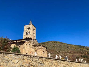 Güneşli bir günde Pirene dağlarında mezarlığı olan antik Roma kilisesi.