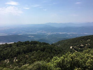 Vadinin uzak dağları ve yemyeşil ormanlarıyla geniş bir manzarası var.