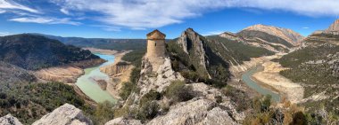Kuru bir kanyondaki dolambaçlı bir nehrin yukarısındaki kayalık bir tepede bulunan antik taş inziva yeri.