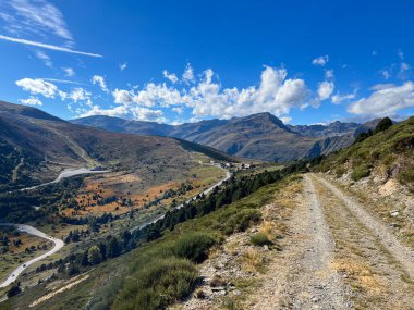Occitanie, Fransa 'daki Porte Puymorens kırsal arazisinin manzaralı dağ manzarası