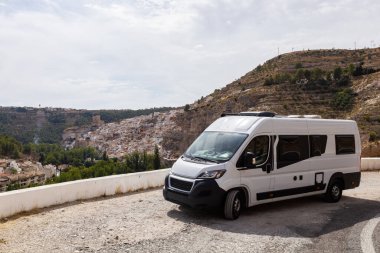 Alcala del Jucar köyü manzaralı bir karavan uçurumlara inşa edilmiş.