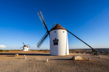 Geleneksel İspanyol yel değirmenleri açık mavi gökyüzünün altında Don Kişot 'u andırıyor.