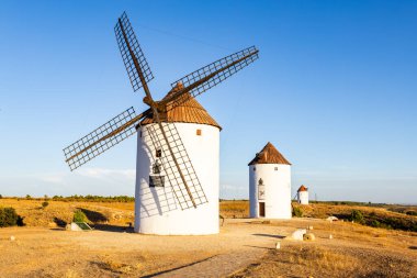İspanya, La Mancha 'nın ikonik tarım bölgesindeki kuru tepelerde duran yel değirmenleri