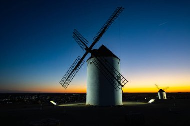 Mota del Cuervo 'daki bir tepede duran yel değirmenleri.