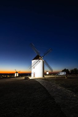 İspanyol yel değirmenleri alacakaranlıkta aydınlandı ve tarihi ve sakin bir manzara yarattı.