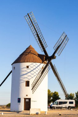 La Mancha 'daki klasik İspanyol yel değirmeni, açık mavi gökyüzünün altında ünlü bir dönüm noktası.
