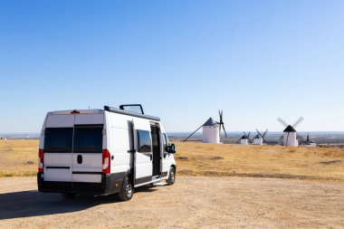 Kurak İspanyol topraklarında ikonik yel değirmenleriyle karavan hayatı yaşıyor.