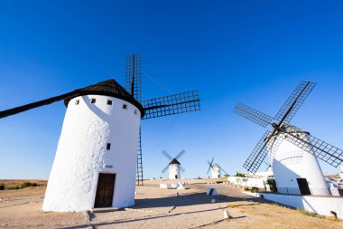 Campo de Criptana 'nın yel değirmenleri La Mancha' daki Don Kişot efsanesini temsil ediyor.