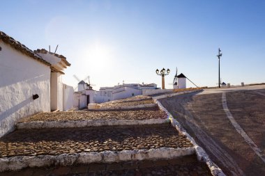 Beyaz evler ve tarihi yel değirmenleri Campo de Criptana 'nın kaldırım taşı sokaklarına dizilmiştir.