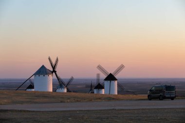 İspanya, Castilla La Mancha 'da alacakaranlıkta duran tarihi yel değirmenleri