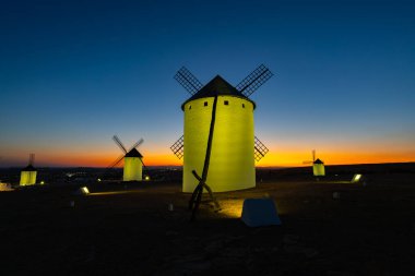 İspanyadaki Campo de Criptana 'nın renkli gökyüzü alacakaranlıkta aydınlandı.