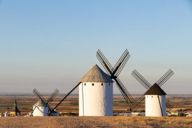 Mançalı ovasına bakan bir tepenin üzerinde duran tahtadan yelkenli tarihi yel değirmenleri.