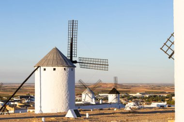 Don Kişot 'un ikonik yel değirmenleri La Mancha, İspanya' da bir tepede duruyor.