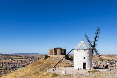 Windmill ve Consuegra Şatosu İspanya 'nın Consuegra kasabasını gözetleyen bir tepede duruyor.