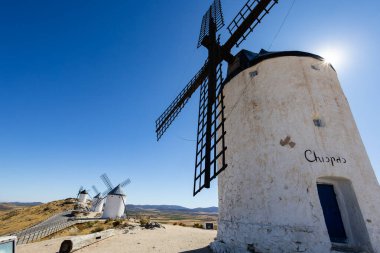 İspanya, Consuegra 'daki tarihi yel değirmenleri berrak bir mavi gökyüzünün altında ünlü bir dönüm noktası oluşturuyorlar.