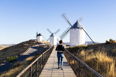 Güneşli bir günde La Mancha 'da tarihi Don Kişot rotasını keşfeden bir kadın