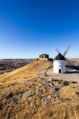 Yel değirmeni ve Don Kişot 'un şatosu La Mancha' nın Consuegra kasabasına bakan bir tepede duruyor.