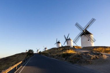 İspanya 'nın ünlü bir simgesi olan Consuegra' daki bir tepede duran tarihi yel değirmenleri.