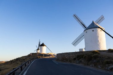 Geleneksel İspanyol yel değirmenleri Konsuegra 'da bir tepede, Kastilya La Mancha, altın saatinde
