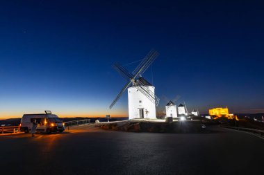 Kamp aracı Consuegra 'daki tarihi yel değirmenlerine ve şatoya alacakaranlıkta hayran kaldı.
