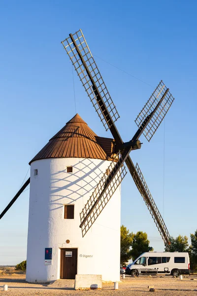 La Mancha 'daki klasik İspanyol yel değirmeni, açık mavi gökyüzünün altında ünlü bir dönüm noktası.