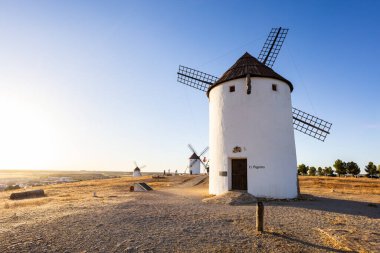 Geleneksel İspanyol yel değirmenleri altın saat boyunca açık bir gökyüzünün altında dururlar.