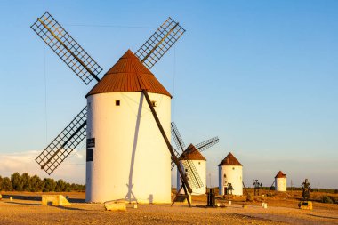 Geleneksel İspanyol kültürünü ve mimarisini altın saat manzarasında yansıtan tarihi yel değirmenleri