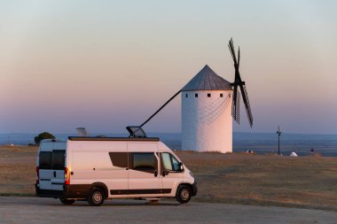 Kamp kamyonu Campo de Criptana İspanya 'da gün batımında