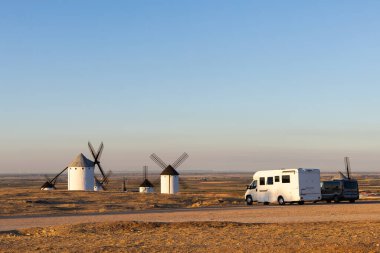 İspanya 'nın La Mancha bölgesinde geleneksel yel değirmenlerinin yanından geçen bir karavan.