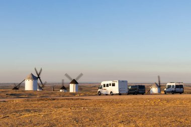 Özgürlüğün ve maceranın tadını çıkaran kampçılar ikonik La Mancha manzarasını ve simgelerini keşfediyorlar.