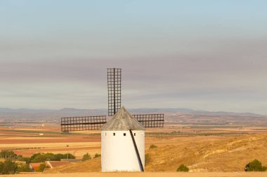 İspanya, Campo de Criptana 'da berrak bir gökyüzünün altında duran tarihi yel değirmeni