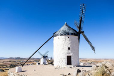 İspanya, Consuegra 'da açık mavi gökyüzünün altında duran tarihi yel değirmenleri