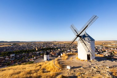 Consuegra kasabasının üzerindeki bir tepede duran yel değirmenleri geleneksel bir İspanyol manzarası yaratıyor.