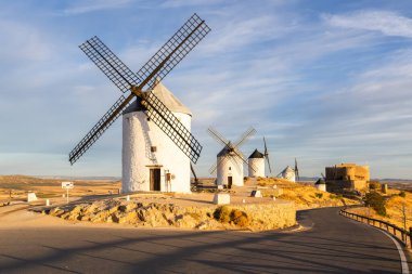 Geleneksel yel değirmenleri ve tarihi bir kale Consuegra, La Mancha 'da bir tepenin üzerinde duruyor.