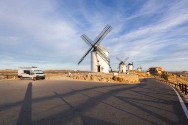 El Cerro Calderico 'daki tarihi yel değirmenlerinin yakınına park edilmiş bir karavan.