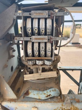 İspanya, Villalgordo del Marquesado 'da kırık parçaları gösteren paslı eski model benzin pompa mekanizması