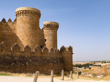 Belmonte Kalesi 'nin siperleri ve kuleleri berrak gökyüzünün altında gururla duruyor.