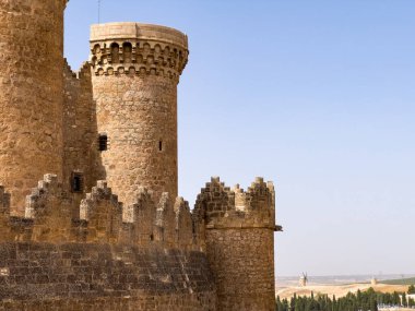 Belmonte Kalesi Castille La Mancha, İspanya 'daki ortaçağ mimari ve kulelerini gösteriyor.