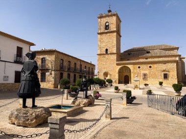 Don Kişot ve Dulcinea heykelleri Plaza Juan Carlos I, El Toboso, İspanya