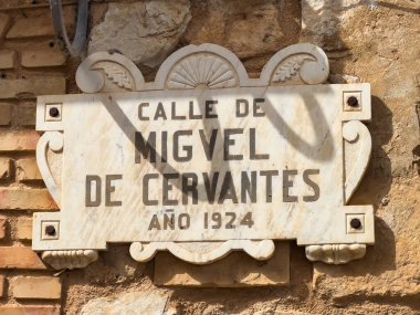El Toboso 'daki Calle Cervantes' te yazar Miguel de Cervantes için sokak tabelası