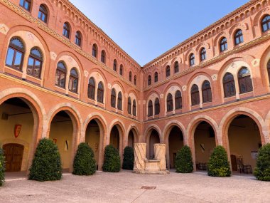 Birden fazla kemer ve taş kuyusu olan tarihi İspanyol şatosu avlusu